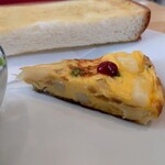 こつぶcafe - ○キッシュ
卵焼きに少しミルクを混ぜてるのかな❔
円やか感ある優しい味わい
（実際は生クリームを混ぜられている）
蒸されたじゃがいも、炒められてる玉ねぎ
ネギの味わいが合わさり美味しい味わい