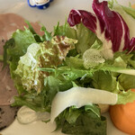 リストランテ プレーゴ - サラダが、ぱきってる。新鮮ですね。
