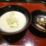 青蓮院門跡前 月おか - 椀　空豆すり流しの白味噌仕立て