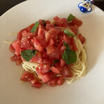 リストランテ プレーゴ - あったかいパスタの上に、冷たいトマトソース。てか、トマト。上品で、繊細な味。トマトとバジルが最高に美味しい組み合わせと分かる。