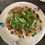 リストランテ プレーゴ - 生ハムとルッコラのピザ。生地、生ハム、ルッコラ、それぞれが美味しいから、絶品になるよね。