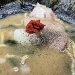 Yokohama Iekei Ramen Hachiya - ニンニク、豆板醤、黒胡椒でググッと旨みアップ！