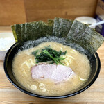 Yokohama Iekei Ramen Hachiya - 中ラーメン¥850、 海苔増¥100、小ライス無料