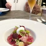 スープとカレー ボンジョルネ - ●前菜
      水茄子と金目鯛のマリネとロマネスコ・花びららたけ・アスパラガスのサラダ
      赤紫蘇ジュレとカリフラワームースで
      フェンネルの花を添えて