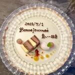 スープとカレー ボンジョルネ - ●デザート
      マンゴーとチョコのケーキ