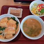 なか卯 - お揚げとにらの玉子丼、サラダ（ゴマドレッシング）ととん汁