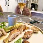 スープとカレー ボンジョルネ - ●ヴィアンド（肉のメイン）
      福島県川俣軍鶏
      もものポワレとクリーム煮、ささみとぼんじりのポワレ、川俣軍鶏のブイヨン
      ロースト玉ねぎ、ヤングコーン