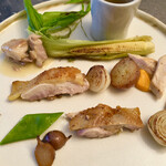 スープとカレー ボンジョルネ - ●ヴィアンド（肉のメイン）
      福島県川俣軍鶏
      もものポワレとクリーム煮、ささみとぼんじりのポワレ、川俣軍鶏のブイヨン
      ロースト玉ねぎ、ヤングコーン