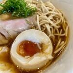 らぁ麺 凱哉 - カジった味玉。