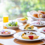 The Cafe - ご朝食はホテルシェフ自慢のオムレツやエッグベネディクトをお楽しみください。