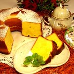 華もも - リニューアル後に販売するチーズパウンドケーキです。パウンドケーキ独特のしっとり感に、ナチュラルチーズの風味を閉じ込め、お菓子としても、ブランチのお供にも召し上がることの出来るカントリー焼き菓子です。