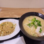 博多ラーメン ばりかた屋 - とんこつラーメンとチャーハン