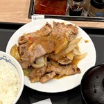 松屋 盛岡大通店 - 松屋で世界の味 ～ペルー編～「松屋風ロモサルタード」３枚盛990円：クミン×ぽん酢×にんにく。面白い味です。