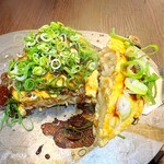 電光石火 ekie広島店 - 山型のお好み焼きを上手に玉子で包み込んでいます(o^^o)