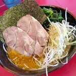 209903676 - 喜ラーメン900円(税込)
                                  卓上のニンニク入れるとより美味しく、コチュジャン？も加えると自分好みの味にまとまりました。
                                  そしてライスが合う♪チャーシュー美味いしスープに浸した海苔で包んで食べるの旨い