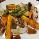 キッチン ブルー グローブ - タカサゴフリットと蒸し野菜のアップ