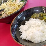 209903683 - 喜ラーメン900円(税込)
                                  卓上のニンニク入れるとより美味しく、コチュジャン？も加えると自分好みの味にまとまりました。
                                  そしてライスが合う♪チャーシュー美味いしスープに浸した海苔で包んで食べるの旨い