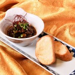 Braised beef tendon served with baguette