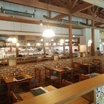 Italian Kitchen VANSAN - 木の柱を基調とした 山小屋風の店内