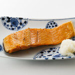 Salt-grilled thick-sliced sweet and salted salmon