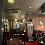 ヤマトヤ - 左の壁一面にレコードがぎっしり！