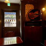 ヤマトヤ - 昼間だけど薄暗く、落ち着いた店内