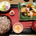 大戸屋 - 鶏と野菜の黒酢あん定食 五穀米特盛 1,070円