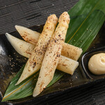 Charcoal-grilled white asparagus
