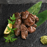 Charcoal-grilled beef heart with chopped wasabi