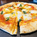 バルハチゴー - マルゲリータは何故かカットする時に2回程ためらった後が・・・ww