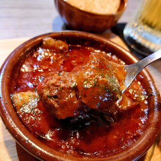 ``Beef tendon stew in red wine and tomato'' is an exquisite dish that boasts a huge repeat rate.