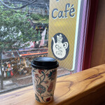 Chai Tea Cafe - 窓際。ミルクチャイ エルサイズ 616円。