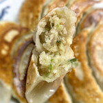 三ちゃん - 具材 ぎゅっと詰まってるのに，フワっとサクっと感が良いですね