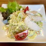 カフェ リンドウ - 料理写真:前菜プレート。鶏ハムと自家製ドレッシングのたっぷりサラダ！