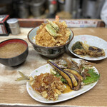 豊野丼 - 黄金丼¥1300、鯵¥500、味噌汁¥100