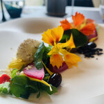 プレゼンテ スギ - ⑲ 無農薬野菜のGV（檸檬、昆布、鰹）サラダ、2種のドレッシング（チーズ、端材肉+トマトの煮込み）、パチパチ飴と黒オリーブ添え