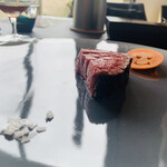 プレゼンテ スギ - ⑭ 2時間低温調理の後、-25℃で一旦寝かせ、表面のみ薪火で調理した牛赤身、人参と牛蒡のピクルス、キプロスの塩