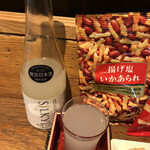 Koujimachi Izumiya Shiro - 天の戸 SILKY  絹にごり白麹 特別純米スパークリング生酒、揚げ塩いかあられ