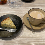 凜屋珈琲舎 - リンゴのクランブルタルトとミルクコーヒー