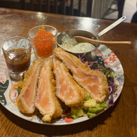 Seafood bar Ermitage 代々木店 - とろサーモンレアカツ(丼ではなくサラダプレート)