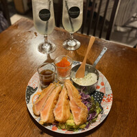 Seafood bar Ermitage 代々木店 - とろサーモンレアカツ(丼ではなくサラダプレート)、レモンチェッロサワー