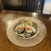 Seafood bar Ermitage 代々木店 - 兵庫県産 生牡蠣いくら添え