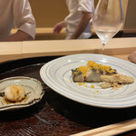 日本料理 研野 - “イサキの焼き物、唐墨の超粉末と”シャレで「岬めぐり」の曲と共に出て来ました。唐墨の風味と軽い塩味が最高の一皿です。