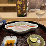 日本料理 研野 - “明石の鯛の造り”鯛にかけては日本一、明石の◯◯商店から直買い付けた極上の天然物です。ペアリングは青森産“大吟醸”を冷酒にて。抜群の相性です。