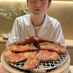 日本料理 研野 - “チャーシュー” 七輪で焼く演出は初めて見ます。焼いた後脂身とスジを丹念に切り除き、食べやすい大きさに取り分け。
