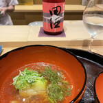 日本料理 研野 - “揚げ鴨茄子、超みじん切りネギと”の一椀。お出汁は色味薄いですが、シッカリと出汁が効き程良い味付けです。吟醸“田酒”のこれまた冷酒にて！旨過ぎます。