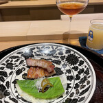 日本料理 研野 - “チャーシュー”北京ダック風、皮に包んで！ペアリングにワイングラスで紹興酒！見事なマッチングです。右上、オレンジジュースではありません。青森産のクラフトビールで少し濁りが入ってます。