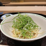 日本料理 研野 - “素麺冷やし中華風” 胡麻油のスープにネギの超細切りをトッピング。一口で行けそうなシンプル、しかし新鮮な感覚の一皿です。