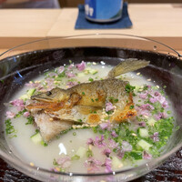 日本料理 研野 - “鮎の一夜干し乗せた冷汁”見た目にも美しく、季節感たっぷりの涼しげな一皿。底にはご飯が秘められています。