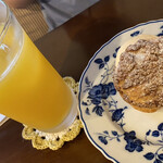 小さなお菓子屋さん ふわり - オレンジジュースとシュークリーム